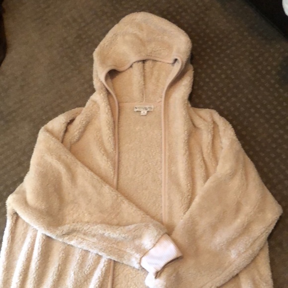 Cozy, snuggly Koolaburra by Ugg teddy hoodie. Two pockets. Super cute. - Picture 3 of 8